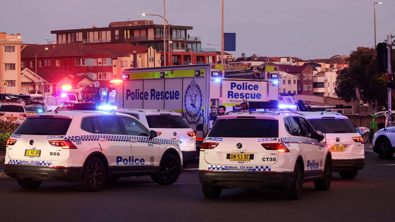 La policía australiana informó que dos personas estaban bajo custodia tras conocer de los múltiples disparos en la famosa playa Bondi Beach de Sídney,