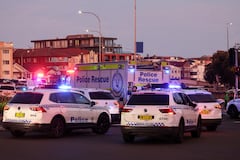 La policía australiana informó que dos personas estaban bajo custodia tras conocer de los múltiples disparos en la famosa playa Bondi Beach de Sídney,