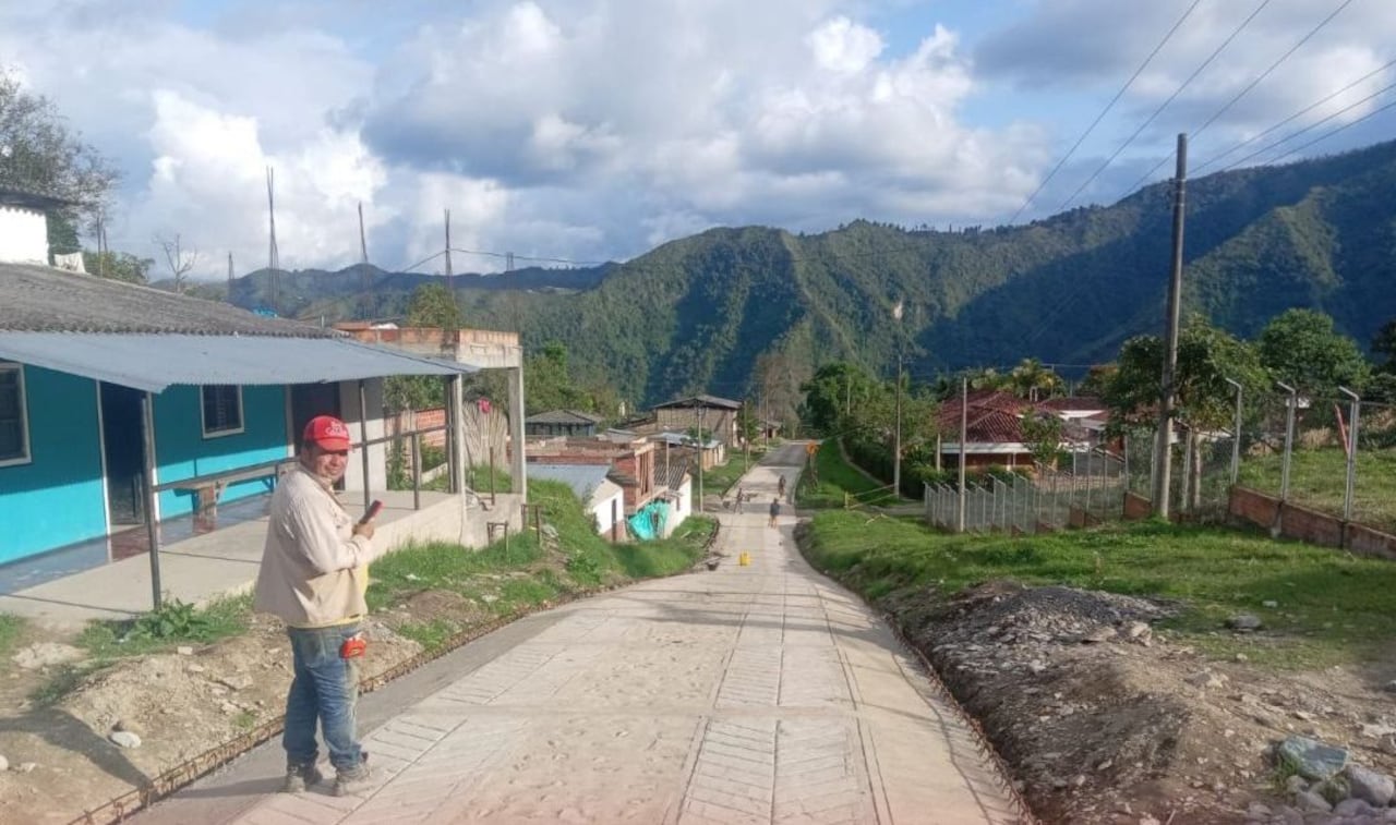 Las placas huella construidas mejoran la movilidad y la conectividad en zonas rurales de difícil acceso en Silvia, Inzá y Páez.