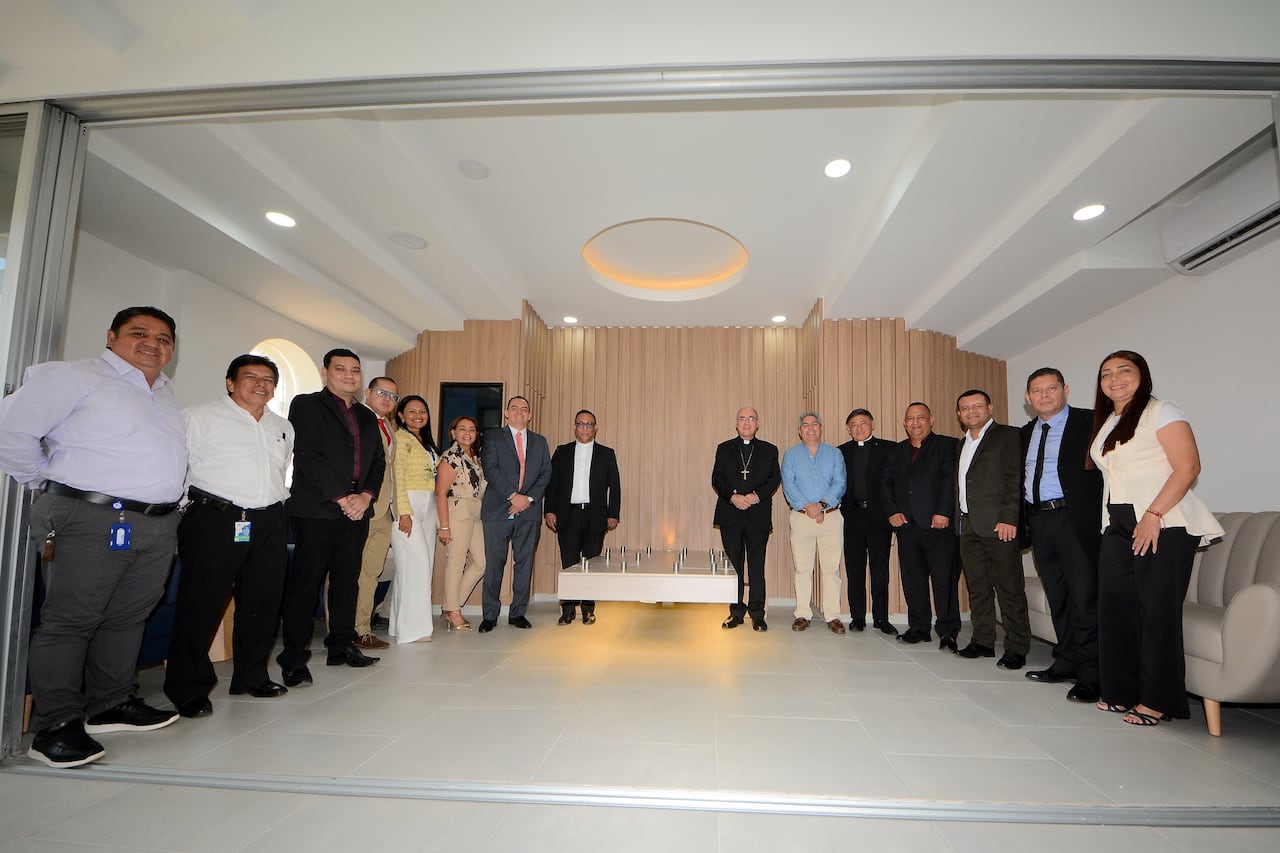 Interior de unas de las salas de velación; nueve asientos confortables, aire acondicionado y espacio independiente para familiares y conocidos del fallecido.