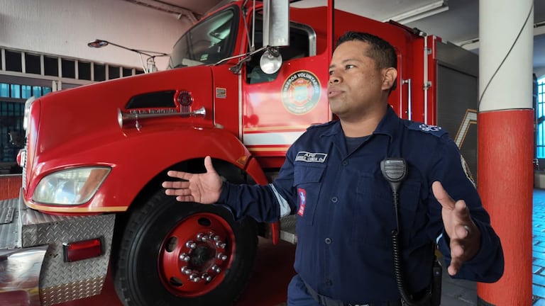 Andrés Felipe Cunda Giraldo es paramédico del componente médico del USAR COL-1. Ingresó a los 9 años a una brigada infantil en Miranda, Cauca, y completa una década en el Benemérito Cuerpo de Bomberos de Cali.