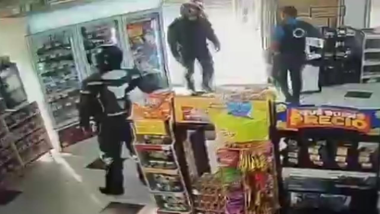 El robo fue realizado por dos personas que tenían cascos para ocultar su identidad.