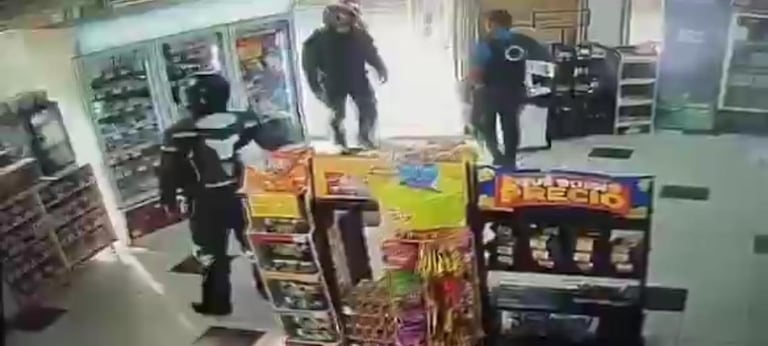 El robo fue realizado por dos personas que tenían cascos para ocultar su identidad.