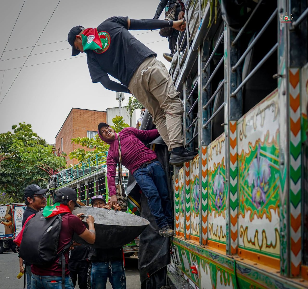 Desde el Proceso de Mujeres CRIC se dispuso una olla comunitaria para compartir alimento y fortalecer a rescatistas, voluntarios, familias afectadas y a todas las personas que hacen parte de esta Minga por la Vida.