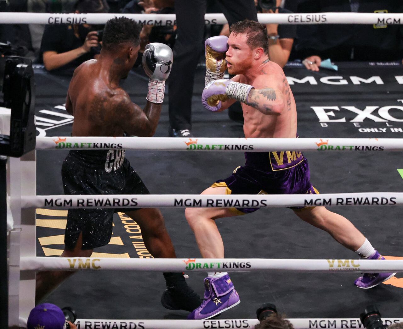 Jermell Charlo (I) y Saúl 'Canelo' Álvarez pelean en el sexto asalto de su combate por el título de peso súper mediano en T-Mobile Arena, en Las Vegas, Nevada.