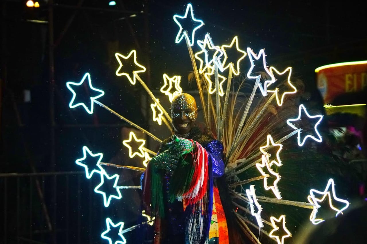 El abanderado Camilo Zamora dio inicio a un espectáculo lleno de luces, trajes brillantes, repiques salseros, acrobacias y música de orquestas.
