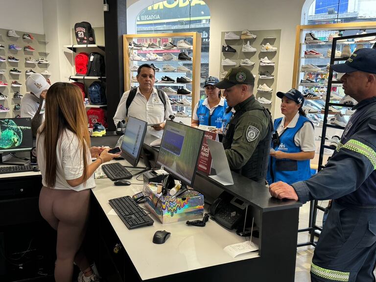 La campaña se enfoca en dotar de herramientas prácticas a la ciudadanía, comerciantes y empresarios, quienes son los principales blancos de estos crímenes. Foto: Alcaldía de Palmira / El País.