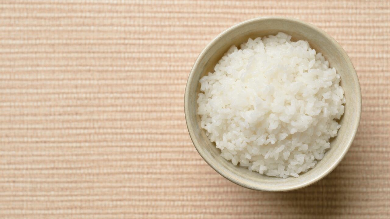 ¿Qué simboliza realmente el acto de colocar arroz en la entrada de nuestro hogar? Un misterio cultural que invita a la reflexión.