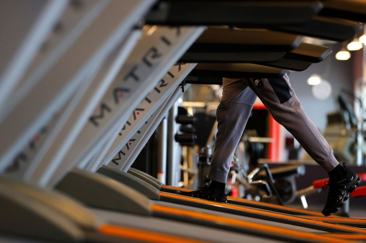 Una persona corre en una cinta en el gimnasio Workout Anytime Powder Springs, el 24 de abril de 2020 en Powder Springs, Georgia (Foto de Kevin C. Cox/Getty Images)