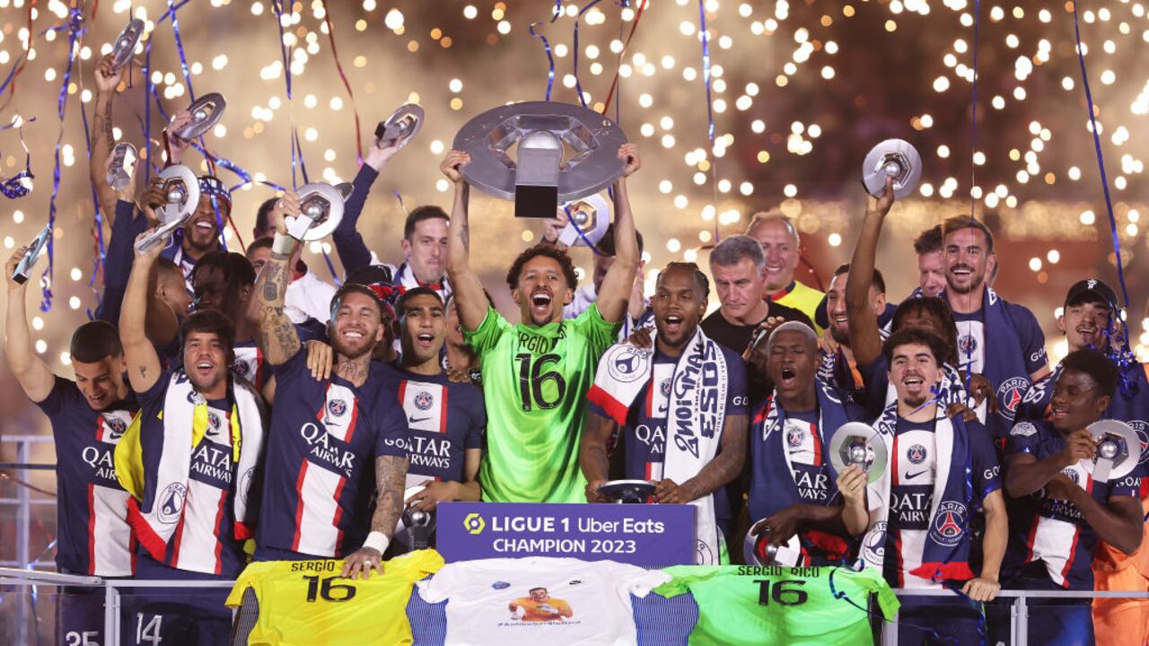 Marquinhos levanta el trofeo de la Ligue 1 vistiendo la camiseta de Sergio Rico.
