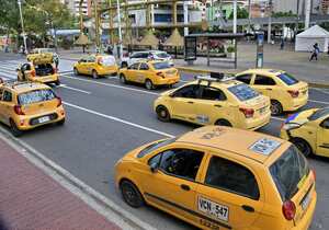 Varios taxistas se han unido al plantón que se llevo a cabo en los alrededores del Centro Administrativo Municipal, CAM. Los motoristas afirman que el alto precio de los combustibles y la propagación del servicio informal los tiene al borde del colapso económico. Fotos Raúl Palacios / El Pais / Julio 24 del 2023 Cali.