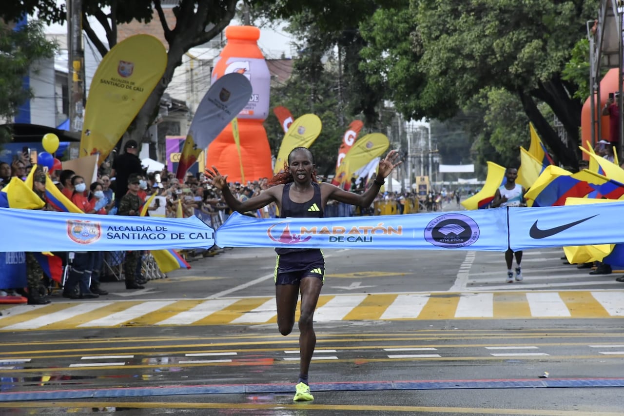 Stacey Ndiwa, de Kenya, ganadora por las mujeres en la Maratón de Cali 2026. El tiempo de la africana fue 2:29:52.