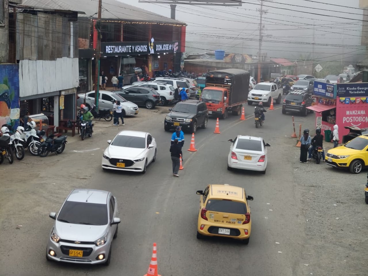 Plan retorno en Cali este lunes festivo 13 de julio. Tráfico, trancón, agente de tránsito, guardas. Kilómetro 18, Km 18, carros, vehículos.