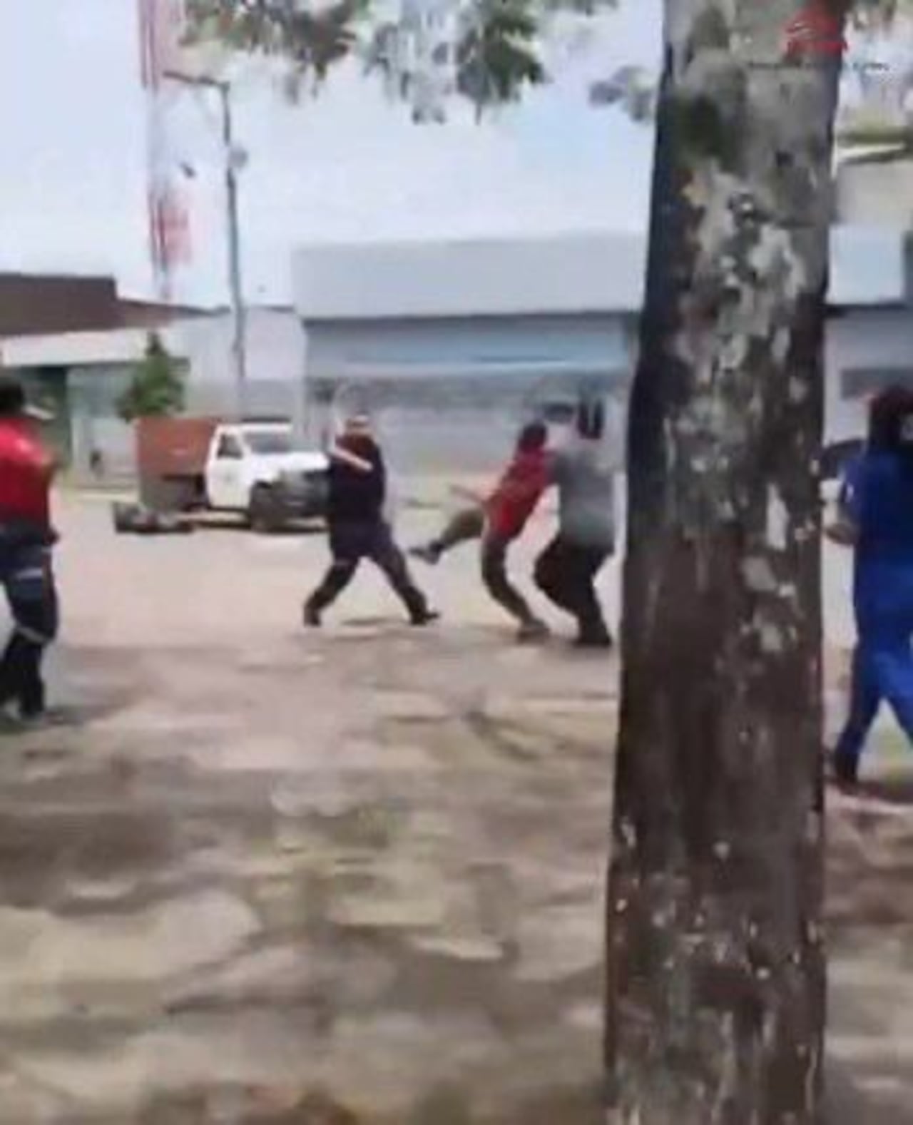 Conductores de ambulancia protagonizaron pelea en vía pública de Cali