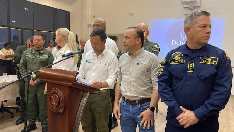El ministro de Defensa, Pedro Sánchez, junto al alcalde Alejandro Eder y la gobernadora Dilian Francisca Toro, durante el consejo de seguridad en Palmira.
