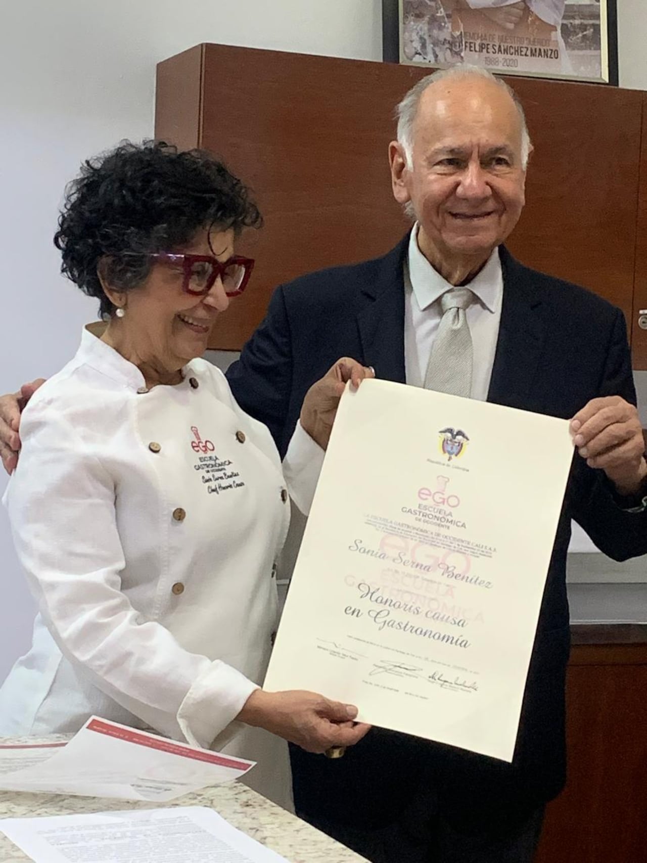 Sonia Serna y Orlando Tafur, durante la ceremonia en la Escuela Gastronómica de Occidente.