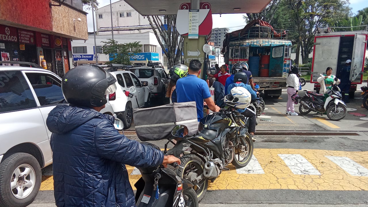 Se empiezan a formarse largas filas en algunas estaciones de servicio de Popayán por la necesidad de comprar gasolina antes que este combustible se acabe a raíz de los bloqueos a la vía Panamericana.