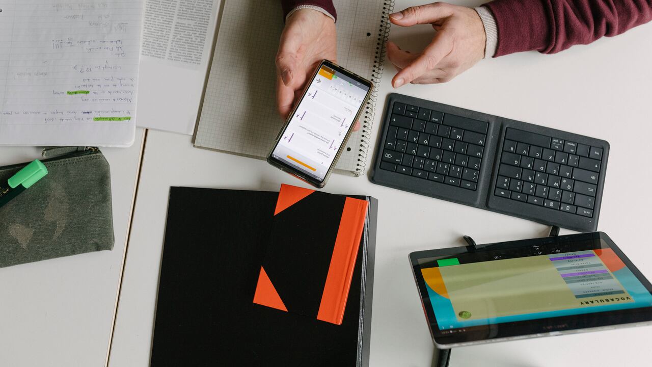 El bloc de notas del celular es uno de los primeros objetivos de los delincuentes por la falta de cifrado de datos.