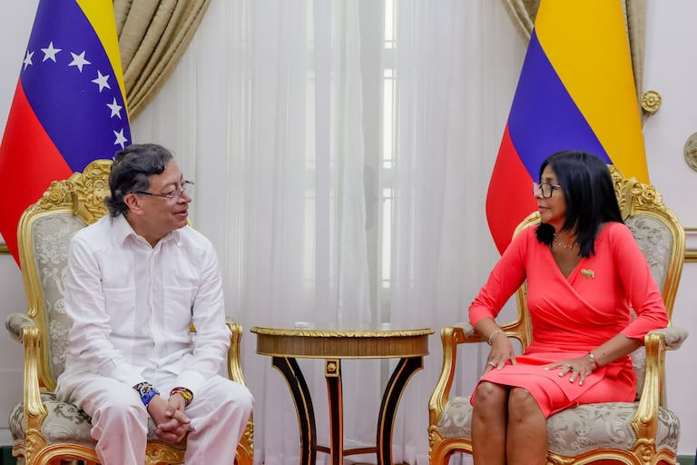 Encuentro en Caracas entre los presidentes de Colombia Gustavo Petro y Venezuela Delcy Rodríguez
