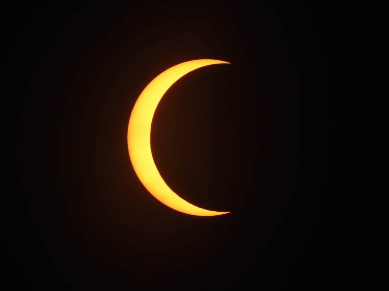 Este es el momento exacto dónde la luna eclipsa el sol, los asistentes vivieron un momento histórico al ser testigos de un de los momentos más bellos del universo en el desierto de la Tatacoa en el Huila. Fotos Jorge Orozco / El País de cali.
