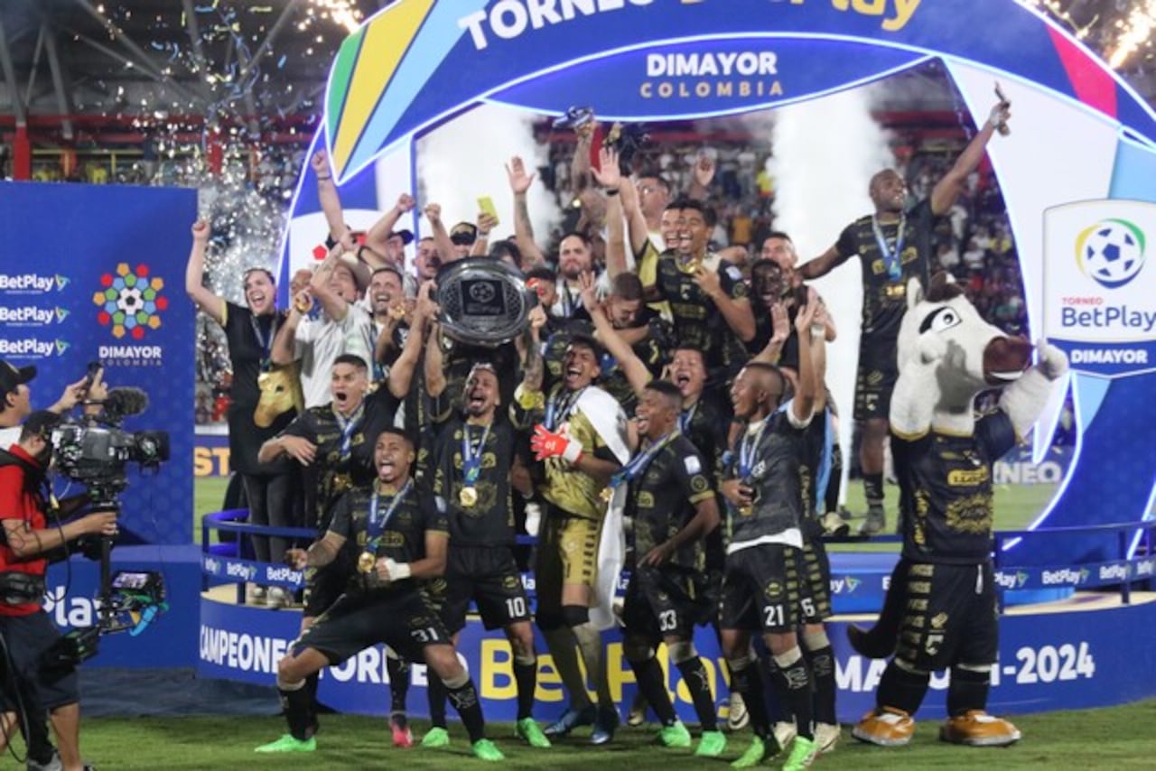 Llaneros alzando el trofeo de campeón del Torneo BetPlay 2024-l.