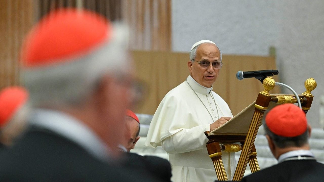 Al término del Ángelus, el papa León XIV reiteró su cercanía con Venezuela, tras ser afectada por dos violentos terremotos que ha causado, hasta ahora, más de 1400 víctimas. El Pontífice elevó sus oraciones por los fallecidos, renovó su cercanía espiritual a los familiares, al tiempo que agradeció y alentó a quienes trabajan con generosidad en las labores de búsqueda y de asistencia.