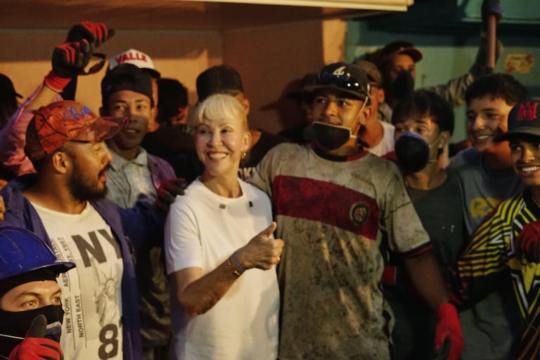 Jóvenes de Trujillo, Valle del Cauca, ayudando a remover los escombros.