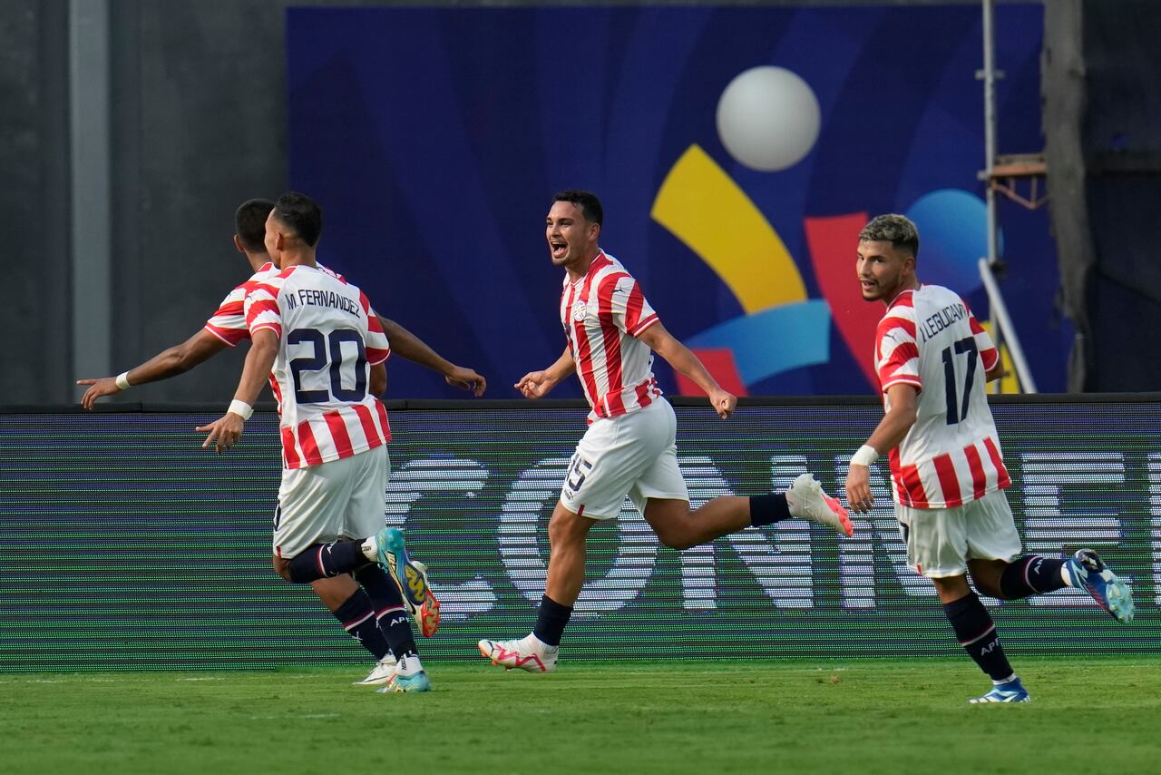 El paraguayo Fabrizio Peralta, centro, celebra su primer gol contra Brasil durante el partido de fútbol del torneo preolímpico sudamericano sub-23 en el estadio Brígido Iriarte en Caracas, Venezuela, el lunes 5 de febrero de 2024. (Foto AP/Ariana Cubillos)