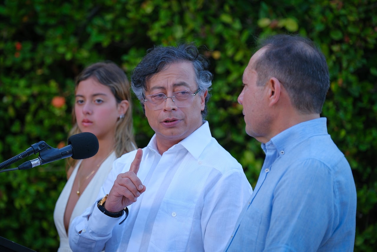 Antonella Petro, hija del presidente, Gustavo Petro (en el centro), y Antonio Sanguino, ministro de Trabajo, en Cartagena, el 29 de diciembre de 2025