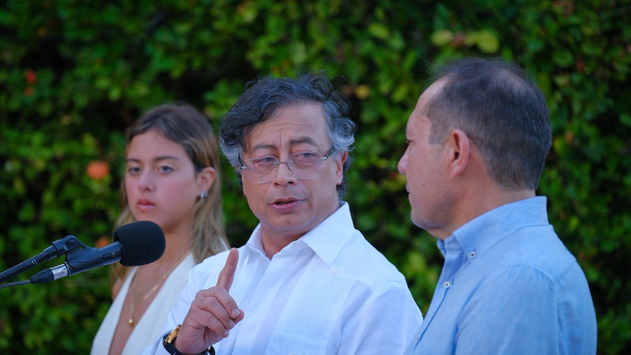 Antonella Petro, hija del presidente, Gustavo Petro (en el centro), y Antonio Sanguino, ministro de Trabajo, en Cartagena, el 29 de diciembre de 2025