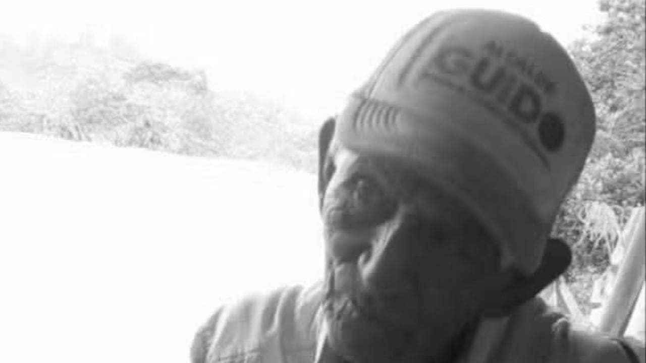 Don Isidro Valencia fue asesinado por su hijo que le propino heridas con un hazadon en su cabeza, los hechos ocurrieron en la vereda las delicias en el municipio de la Sierra, luego que el abuelito llegara de pedir limosna para poder comer. El presunto agresor huyo del lugar.