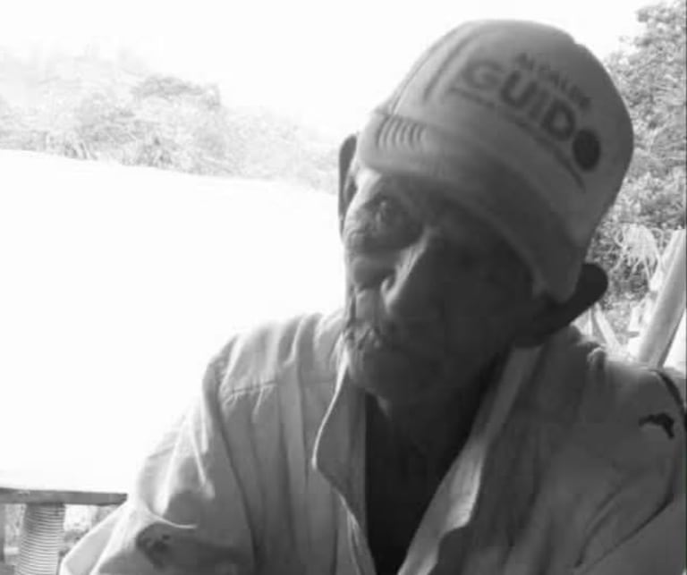 Don Isidro Valencia fue asesinado por su hijo que le propino heridas con un hazadon en su cabeza, los hechos ocurrieron en la vereda las delicias en el municipio de la Sierra, luego que el abuelito llegara de pedir limosna para poder comer. El presunto agresor huyo del lugar.
