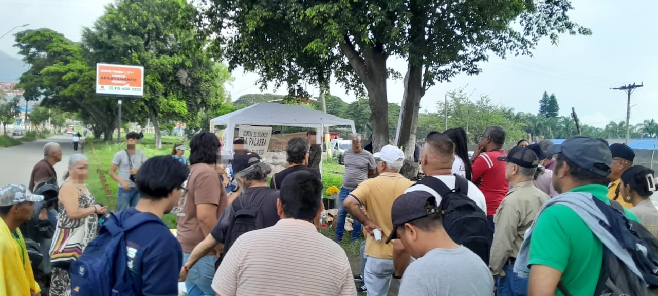 Manifestantes se reúnen para organizar una olla comunitaria, por ahora detuvieron el bloqueo, pero lo reanudarán en las horas pico.