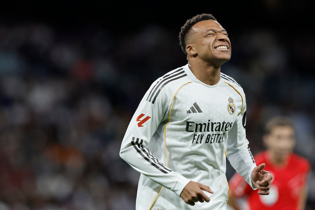 El delantero francés del Real Madrid, Kylian Mbappé, reacciona tras fallar una clara ocasión de gol durante el partido de la liga española entre el Real Madrid CF y el Real Oviedo en el estadio Santiago Bernabéu de Madrid, el 14 de mayo de 2026. (Foto de Oscar DEL POZO / AFP)