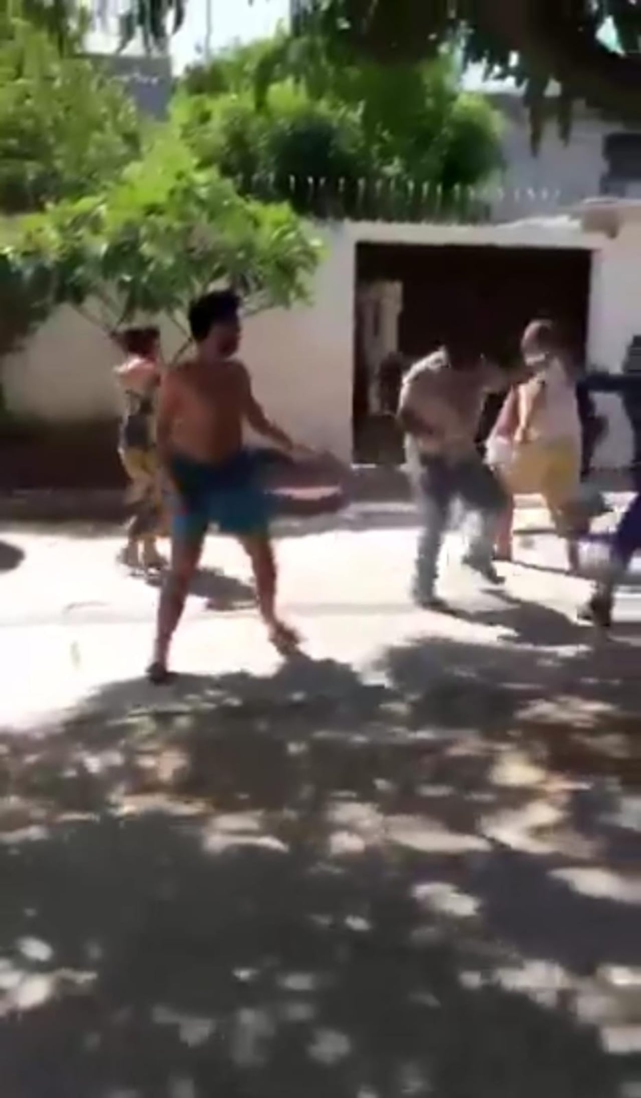 Algunos vecinos trataron de detener la agresión pero no fue posible.