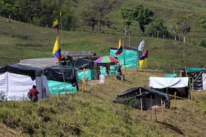 Esta es la invasión localizada en el kilómetro 83 de la vía Buga-Buenaventura, en el sector conocido como Puertanegra. Sus ocupantes la han denominado ‘Condominio La Paz’ y en ella hay banderas blancas y de Colombia.