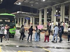 Usuarios protestan en la Terminal Simón Bolívar del MÍO por demora en la llegada de buses alimentadores.