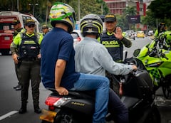 La restricción aplica para acompañantes hombres cuya edad sea igual o mayor a los 14 años.