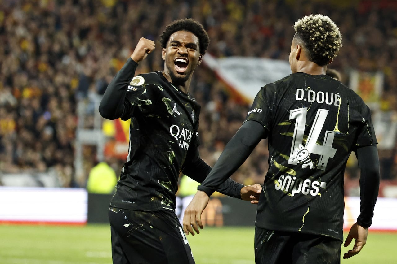 El delantero francés del Paris Saint-Germain, Ibrahim Mbaye, con el número 49, celebra tras marcar un gol durante el partido de la Ligue 1 francesa entre el RC Lens y el Paris Saint-Germain (PSG) en el estadio Bollaert-Delelis de Lens, el 13 de mayo de 2026. (Foto de SIMON WOHLFAHRT / AFP)