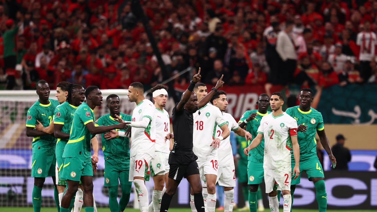 El árbitro congoleño Jean-Jacques Ndala Ngambo solicita una decisión del VAR durante la final de la Copa Africana de Naciones (CAN) entre Senegal y Marruecos en el Estadio Príncipe Moulay Abdellah en Rabat el 18 de enero de 2026. (Foto: FRANCK FIFE / AFP)