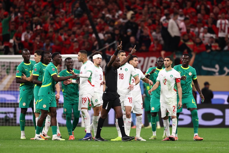 El árbitro congoleño Jean-Jacques Ndala Ngambo solicita una decisión del VAR durante la final de la Copa Africana de Naciones (CAN) entre Senegal y Marruecos en el Estadio Príncipe Moulay Abdellah en Rabat el 18 de enero de 2026. (Foto: FRANCK FIFE / AFP)