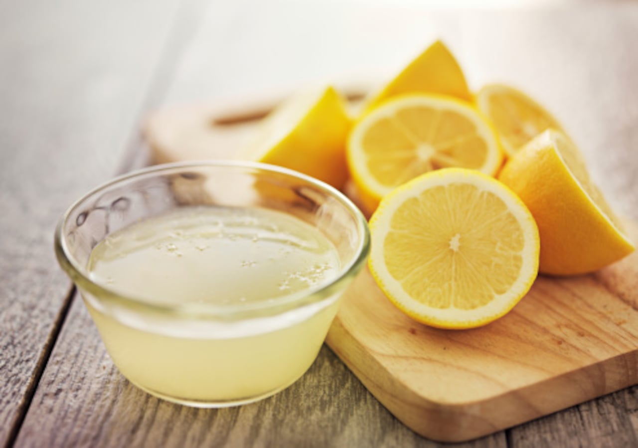Por la presencia de vitamina C, consumir agua con limón, es un remedio casero que puede resultar eficaz para los casos de resfriados y faringitis.