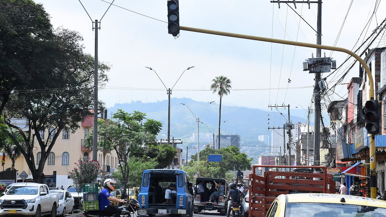 Semáforos sin funcionamiento Calle 13 con Cra 39.