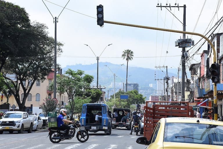 Semáforos sin funcionamiento Calle 13 con Cra 39.