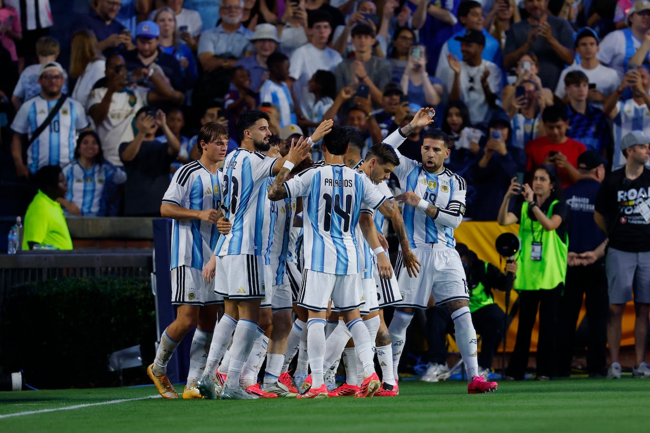 Valentín Barco, de Argentina, celebra con sus compañeros tras marcar el primer gol del equipo durante el partido amistoso internacional entre Argentina e Islandia en el estadio Jordan-Hare el 9 de junio de 2026 en Auburn, Alabama.