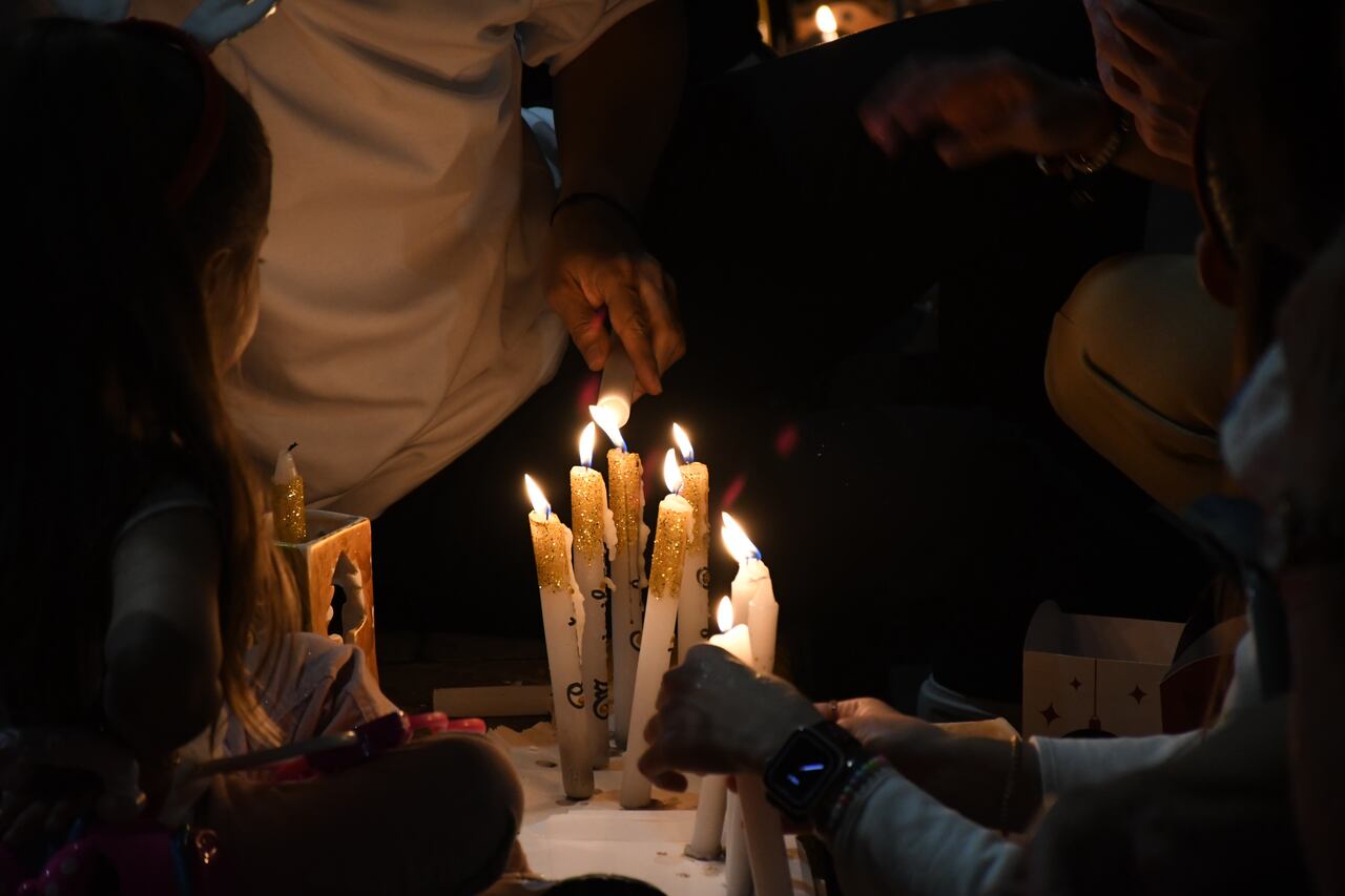 Cali: Familias unidas celebraron la noche de las velitas 7 de diciembre en Cali. foto José L Guzmán. El País