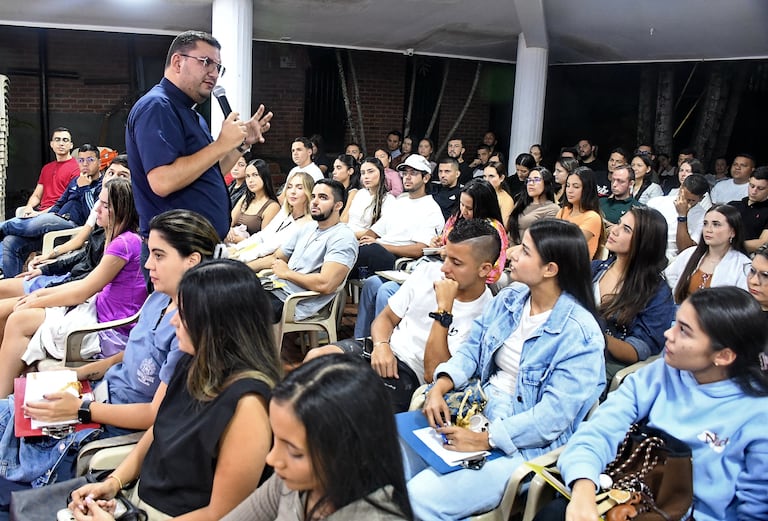 Jóvenes católicos participan en la iglesia La María, de Cali, en encuentros y actividades pastorales que reflejan el resurgir de la espiritualidad.