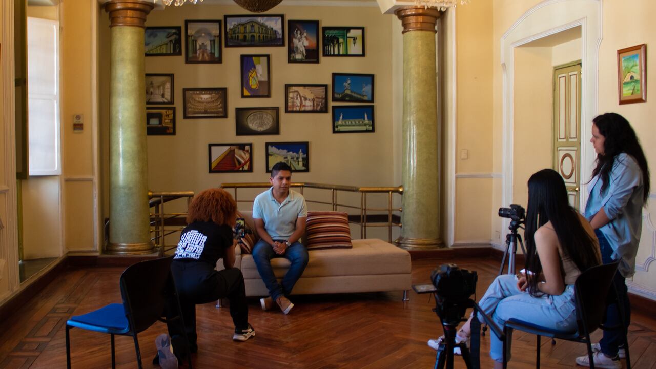 Juan Esteban Rengifo junto a una invitada durante el Festival de Cine Corto Popayán de 2023.