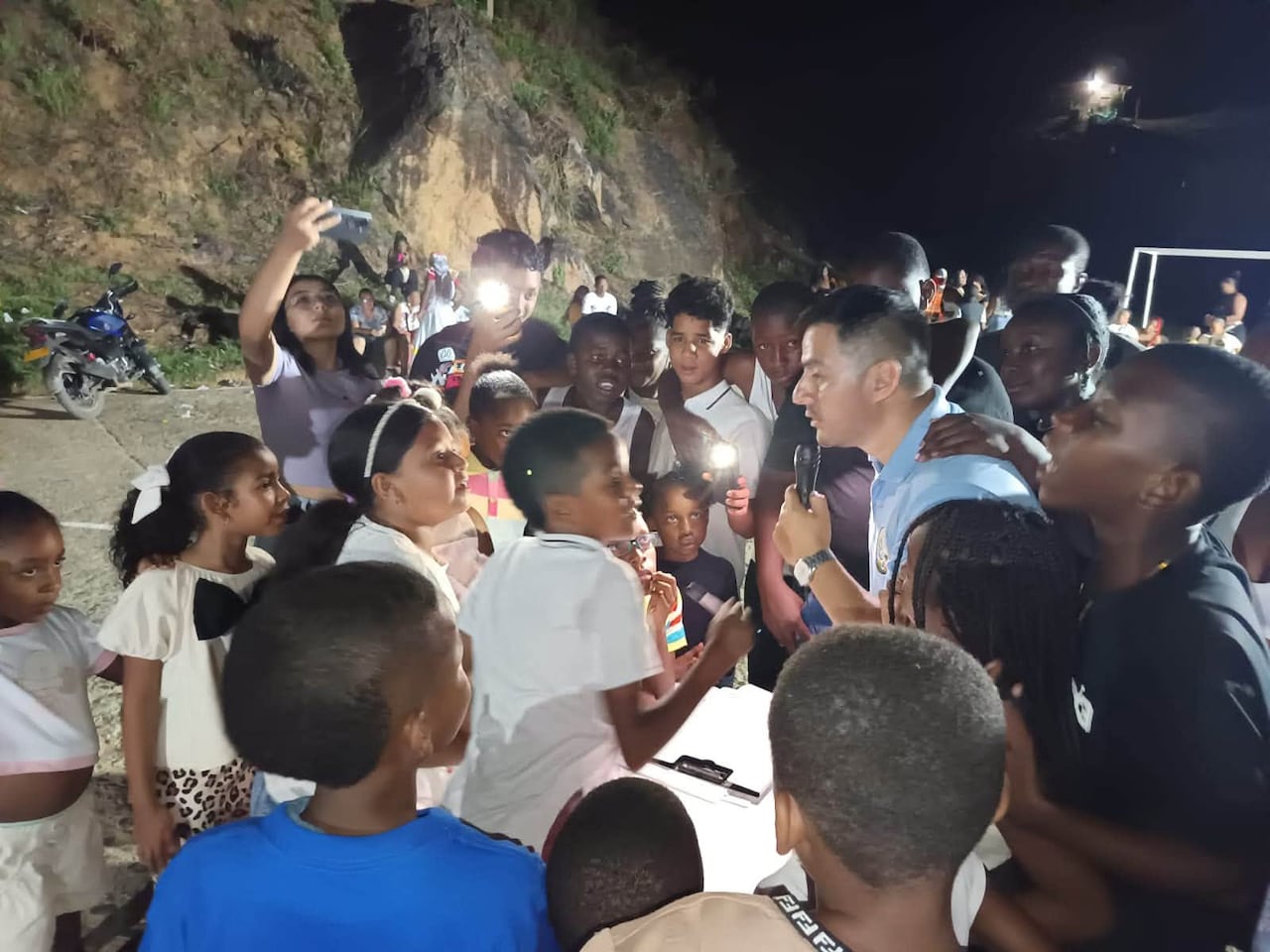 El Primer Encuentro Cultural por la Paz reunió a las comunidades de los barrios Belén y Esperanza Alta alrededor de la música, la poesía y diversas expresiones artísticas.