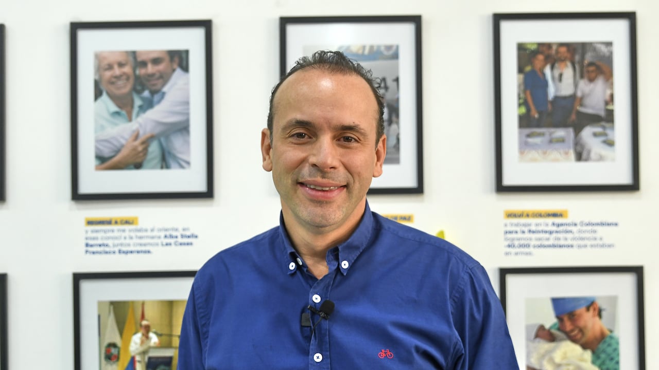 Alejandro Eder convoca a los periodistas de la ciuda a una ruedaLEYENDA
Alejandro Eder convoca a los periodistas de la ciudad a una rueda de prensa en la que se anunciará que el candidato denuncia al alcalde de Cali Jorge Iván Ospina, por participación indebida en política de prensa